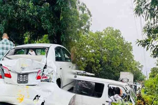 மூன்று வாகனங்கள் ஒன்றுடன் ஒன்று மோதி விபத்து | Three Vehicles Collided Head On In An Accident மூன்று வாகனங்கள் ஒன்றுடன் ஒன்று மோதி விபத்து | Three Vehicles Collided Head On In An Accident