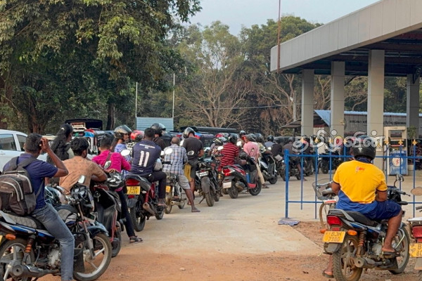 மத்திய கிழக்கில் பதற்றம் : முல்லைத்தீவில் எரிபொருளுக்கு நீண்ட வரிசை | Queues For Fuel At Fuel Stations In Mullaitivu