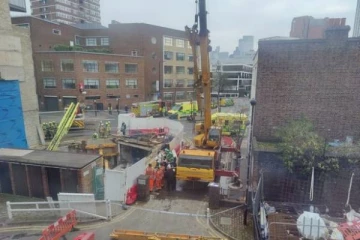 லண்டனில் உடல் நசுங்கி பரிதாபமாக உயிரிழந்த நபர்! பட்டப்பகலில் நடந்த துயர சம்பவம்