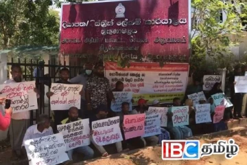 சத்தியாக்கிரக போராட்டத்தில் ஈடுபட்டுள்ள முத்து நகர் பகுதி மக்கள்