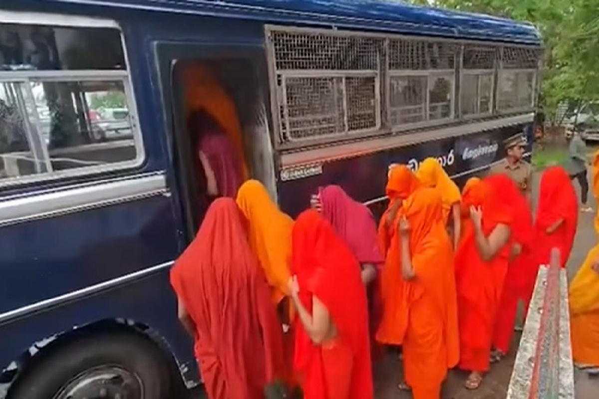 காவி உடைகளை களையுங்கள் : கஞ்சாவுடன் கைதான பிக்குகளுக்கு பௌத்த பீடங்கள் அழுத்தம் | 23 Monks Hashish Incident To Give Up Their Robes