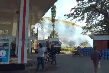 பல ஏக்கர் புற்தரை தீயில் நாசம்; தெய்வாதீனமாக தப்பிய எரிப்பொருள் நிரப்பு நிலையம்