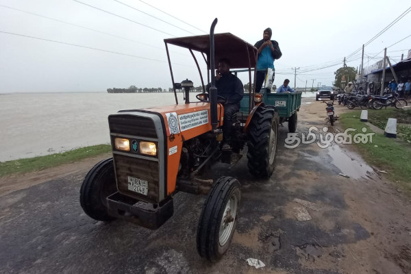 சீரற்ற காலநிலையால் மட்டக்களப்பில் தடைபட்ட போக்குவரத்து! சிரமத்தில் மக்கள் | Main Roads In Batticaloa Have Been Blocked