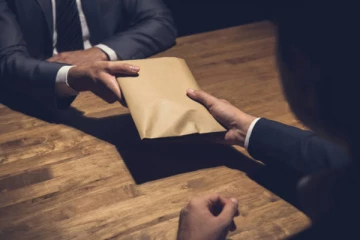 விடுதியிலிருந்த தம்பதியிடம் இலஞ்சம்; பொலிஸ் உத்தியோகத்தர்கள் பணி இடைநீக்கம் !