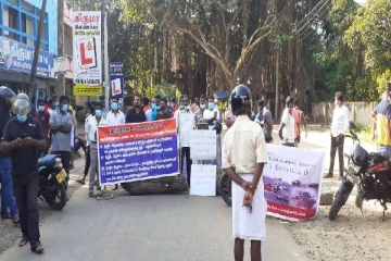 யாழ் மாவட்ட செயலகம்  ஏ9 வீதியை முடக்கி போராட்டம்