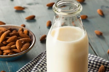 பாதாம் பால் நல்லது தான்! ஆனால் அதிகம் குடிச்சா இந்த பக்க விளைவுகள் எல்லாம் வரும்... உஷார்