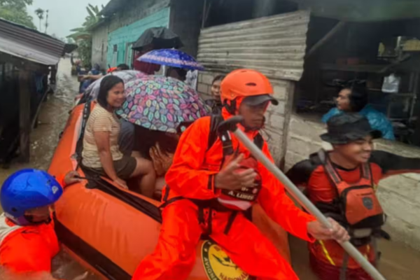 இந்தோனேசியாவில் வெள்ளம் மற்றும் நிலச்சரிவுகளில் சிக்கி 49 போ் பலி | 49 Killed In Floods And Landslides In Indonesia