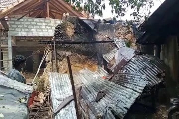 சங்கரத்தையில் திடீரென தீப்பற்றி எரிந்த வீடு!