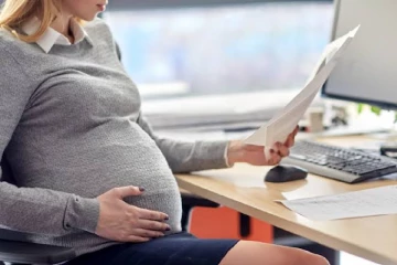 රාජ්‍ය සේවිකාවන්ගේ මාතෘ නිවාඩුවේ වෙනසක් - තුන්වෙනි දරු උපතේදීත් වසරක නිවාඩුවක් - අසල්වැසි රටින් අලුත් නීති
