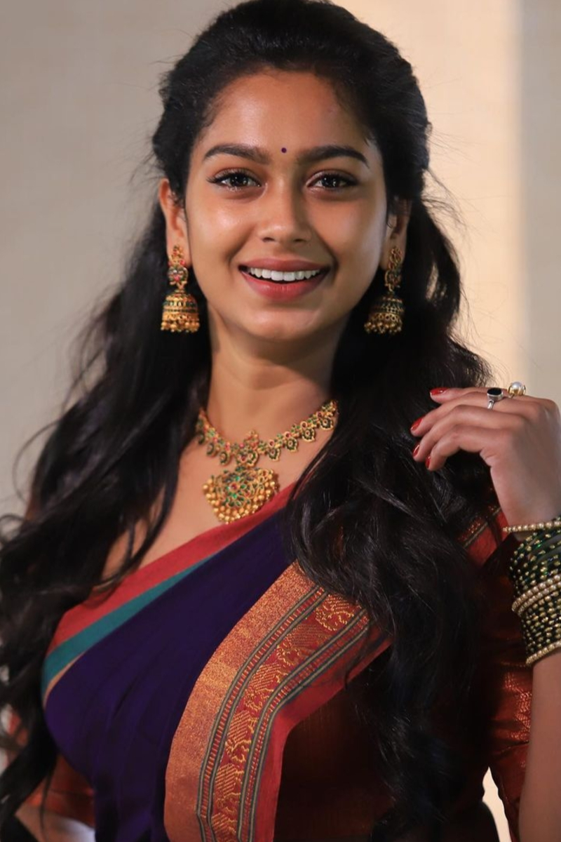 சின்னத்திரையில் அதிக சம்பளம் வாங்கும் மூன்று நடிகைகள்.. முதலிடத்தில் யார் தெரியுமா | Top 3 Highest Paid Salary Serial Actresses