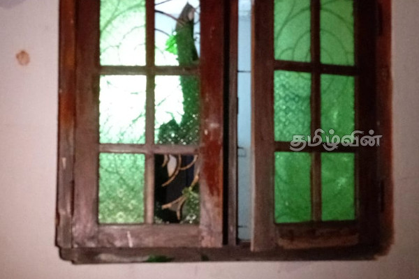 யாழில் நடு இரவில் வீட்டுக்குள் புகுந்த வன்முறைக் குழுவினரின் அட்டகாசம் | Damage Caused By The Jaffna Violent Group