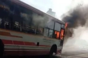 நடுரோட்டில் தீப்பிடித்து எரிந்த அரசு பேருந்து : ஓட்டம் பிடித்த பயணிகள்!