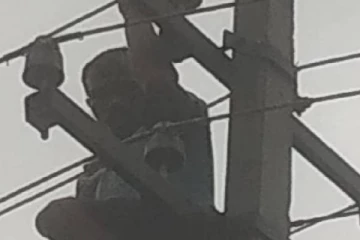 ஏரியா இளைஞருடன் ஓடிப்போன மனைவி - மின்கம்பத்தில் ஏறி தற்கொலைக்கு முயன்ற கணவன்