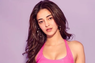 ஆடையை கழட்டி அது தெரிய போஸ் கொடுத்த அனன்யா பாண்டே!! கவர்ச்சி நடிகைகளை மிஞ்சிட்டாரே