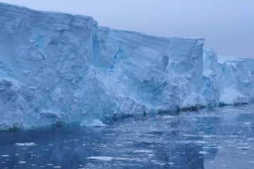 உருகத் தொடங்கியுள்ள அண்டார்டிகாவில் உள்ள மாபெரும் பனிப்பாறை!
