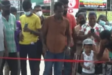 සිස්ටම් එක චේන්ජ් වුනේ මෙහෙමයි - මතුගම උමං මාර්ගයක පුංචි දරුවෙක් කළ අලුත්ම වැඩේ.. (VIDEO)