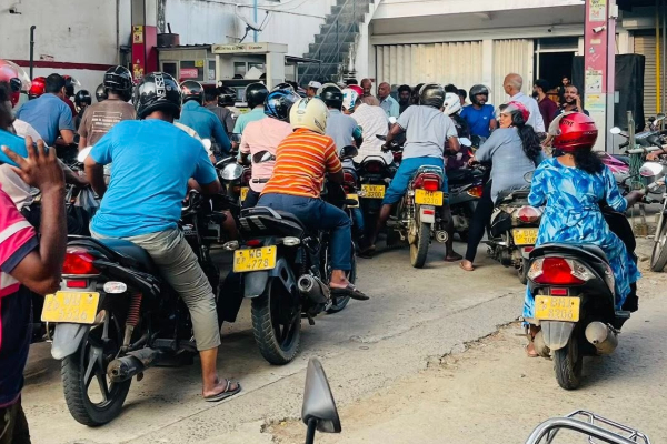 வளகுடா பதற்ற நிலை; எரிபொருள் நிரப்பு நிலையங்களில் குவிந்த மக்கள் | Middle East People Gathered Fuel Stations Lanka வளகுடா பதற்ற நிலை; எரிபொருள் நிரப்பு நிலையங்களில் குவிந்த மக்கள் | Middle East People Gathered Fuel Stations Lanka