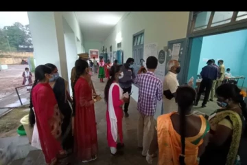 திருவாரூர் - கொட்டும் மழையையும் பொருட்படுத்தாமல் மக்கள் வாக்களிப்பு