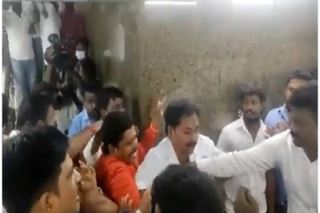 அதிமுக அலுவலகத்தில் ஈ.பி.எஸ் ஆதரவாளர் மீது தாக்குதல் - கொந்தளிக்கும் தொண்டர்கள்..!