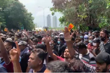 நாடாளுமன்ற வளாகத்தில் இரண்டாவது நாளாகவும் தொடரும் மாணவர்களின் போராட்டம் (Photos)