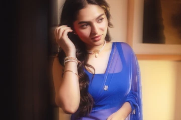 ட்ரான்ஸ்பரென்ட் சேலையில் நடிகை கயாடு லோஹர் போட்டோஷூட்