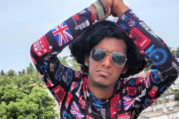 விஜே பிரியாங்காவிடம் ரொமான்ஸ் செய்யும் வெட்டுக்கிளி பாலா