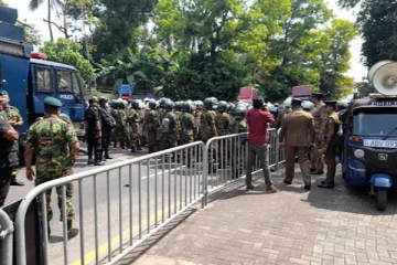 கொழும்பில் மூடப்பட்ட வீதிகள்! குவிக்கப்பட்ட படையினர்