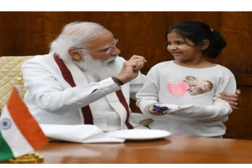 பிரதமர் மோடியிடம் ஜாலியாக பேசிய 10 வயது சிறுமி - புகைப்படம் வைரல்