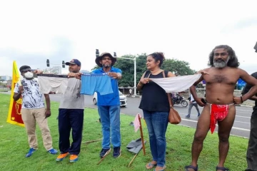 உள்ளாடைகளைக் காட்சிப்படுத்தி அரசாங்கதிற்கு நூதன எதிர்ப்பு