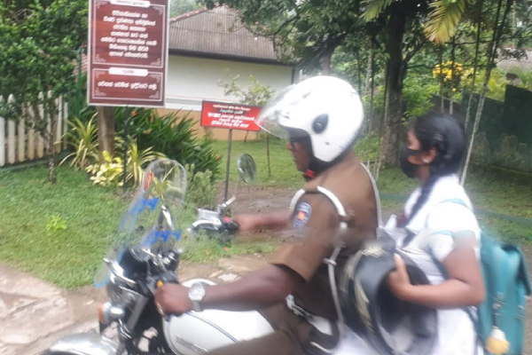 கா.பொ.த பரீட்சை அனுமதி அட்டையை வீட்டில் விட்டுச்சென்ற மாணவி; கடவுளான பொலிஸ் உத்தியோகஸ்தர் | Student Left Admit Card Examination