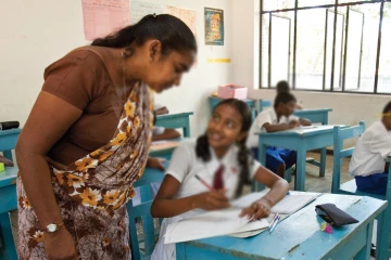 මෙවර ගුරුවරුන් බඳවා ගැනීම ගැන හරිනිගෙන් ප්‍රකාශයක් - පත්වීම් දුන් පසුත් නියමිත පාසලේ වසර 5ක සේවය අනිවාර්ය කරයි