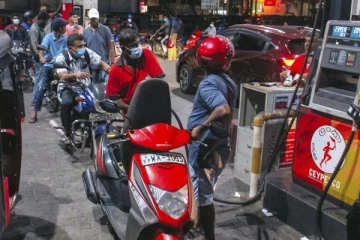 வவுனியாவில் எரிபொருள் நிலையங்களில் பாகுபாடு: அரசாங்க அதிபரின் அசமந்த போக்கு