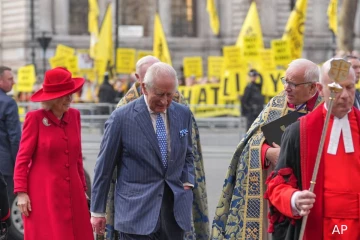 மன்னராட்சியை ஒழிக்கவேண்டும்... தேவாலயம் சென்ற மன்னர் குடும்பம் சந்தித்த எதிர்ப்பு
