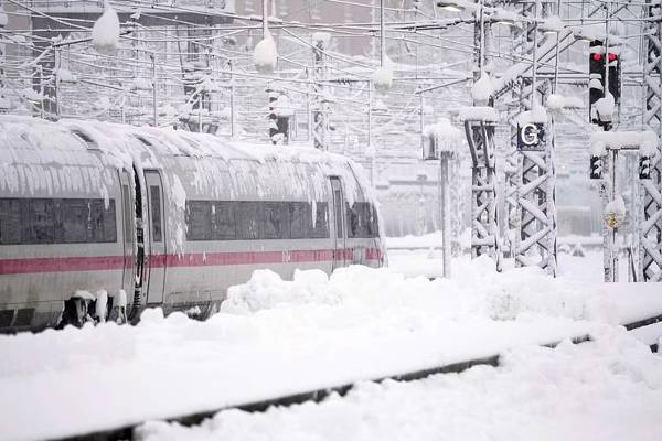 ஜெர்மனியை உலுக்கும் கடும் பனிப்பொழிவு: விமானம், ரயில் போக்குவரத்து பாதிப்பு | Frankfurt Airport Cancels Flights Heavy Snowfall