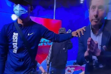 நேரலையின் போது ஆயுதங்களுடன் நுழைந்து தொலைக்காட்சியை கைப்பற்றிய மர்ம நபர்கள்