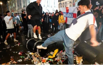 இங்கிலாந்து தோல்வியால் வெடித்தது வன்முறை! ரசிகர்கள் வெறியாட்டம்- 49 பேர் கைது