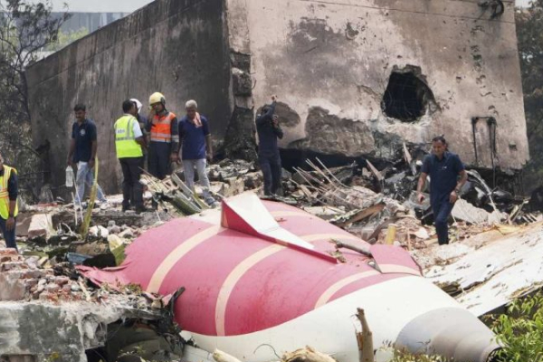 260 பேரை பலிகொண்ட அகமதாபாத் விமான விபத்து ; இத்தாலி நாளிதழ் பரபரப்பு தகவல்! | Ahmedabad Air India Crash Italian Newspaper Report