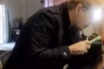 சிகையலங்கார நிபுணர் அழகிய பெண்ணுக்கு செய்த அசிகமான காரியம்.... கொதித்தெழுந்த பார்வையாளர்கள்!