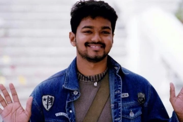 பாடலாசிரியர் கபிலனுடன் விஜய் எடுத்த இந்த பழைய புகைப்படத்தை பார்த்துள்ளீர்களா?- தளபதி செம ஸ்மார்ட்