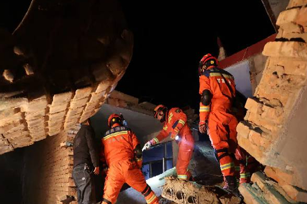 சீனாவில் ஏற்பட்ட சக்தி வாய்ந்த நிலநடுக்கம்: 127 பேர் உயிரிழப்பு | A Powerful Earthquake In China 127 Peoples Deaths