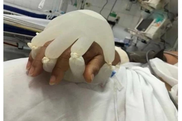 கடவுளின் கை: கொரோனா பாதித்தவர்களுக்கு ஆறுதலளிக்கும் நெகிழ்ச்சியான செயல்