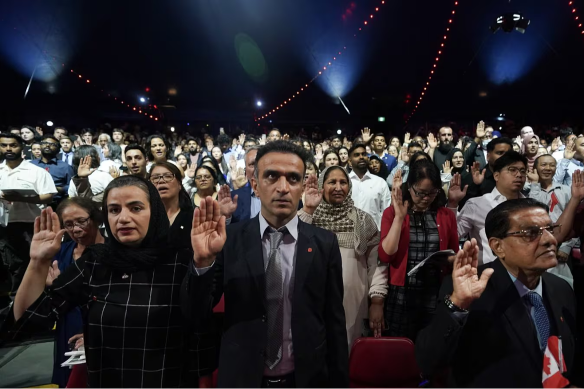 கனடா குடியுரிமைச் சட்டத்தில் அதிரடி மாற்றம்: அமெரிக்காவிலிருந்து குவியும் விண்ணப்பங்கள் | More Americans Are Applying For Proof Of Canadian கனடா குடியுரிமைச் சட்டத்தில் அதிரடி மாற்றம்: அமெரிக்காவிலிருந்து குவியும் விண்ணப்பங்கள் | More Americans Are Applying For Proof Of Canadian