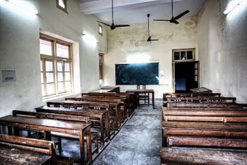 இந்தியாவில் கட்டணம் செலுத்தாத மாணவர்களை வகுப்பறையில் அடைத்து கொடுமைப்படுத்திய ஆசிரியர்கள்!