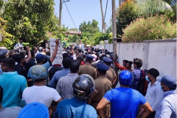 நாடாளுமன்ற உறுப்பினர்களின் வீடுகளை முற்றுகையிட்ட  மக்கள்!