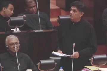 முதல் நாளிலே கறுப்பு உடையில் நாடாளுமன்றம் வந்த எதிர்க்கட்சியினர்