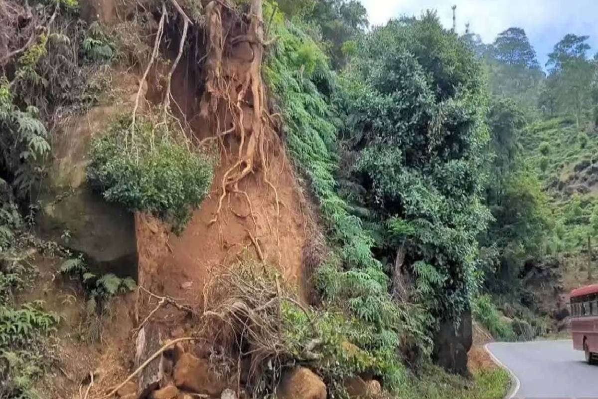 ஹட்டன் - கொழும்பு பிரதான வீதியில் பாறைகள் சரியும் அபாயம் | Danger Of Rockfall On Hatton Colombo Main Road