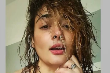 40 வயதில் எல்லைமீறிய போஸ்.. நடிகரின் நிர்வாண புகைப்படத்துக்கு டஃப் கொடுக்கும் விக்ரம் பட நடிகை