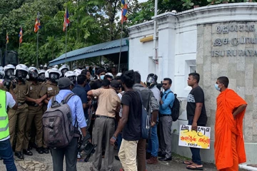 கொழும்பில் கல்வி அமைச்சிற்குள் நுழைய முற்பட்ட பல்கலைக்கழக மாணவர்கள்! கண்ணீர்ப்புகை பிரயோகம் (Video)