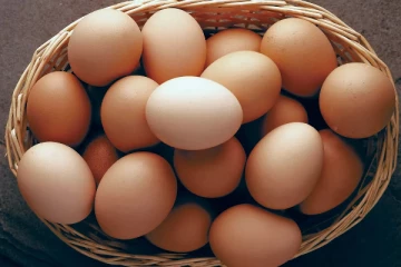 கொள்ளை லாபம் பார்க்கும் முட்டை உற்பத்தியாளர்கள்