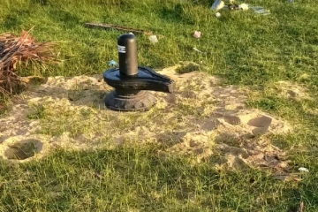 யாழ். வடமராட்சி கிழக்கு குடத்தனை கடற்கரையில் திடீரென தோன்றிய சிவலிங்கம் (Video)